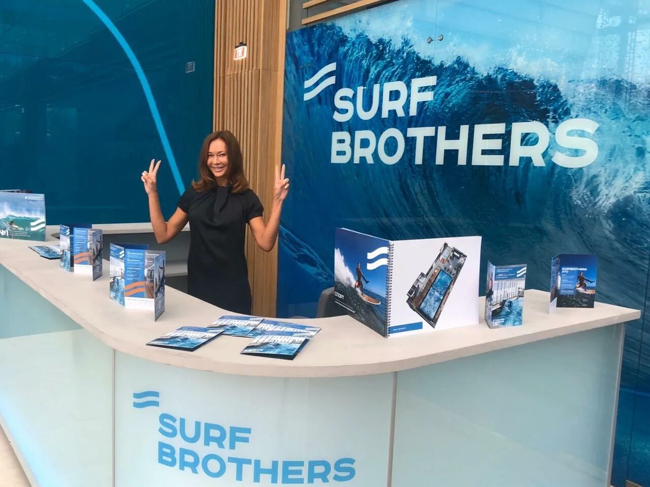 Surf brothers сколково. Москва инновационный центр Сколково большой бульвар 40. Surfbrothers, Москва. Серф Бразер Сколково. Волна Сколково.