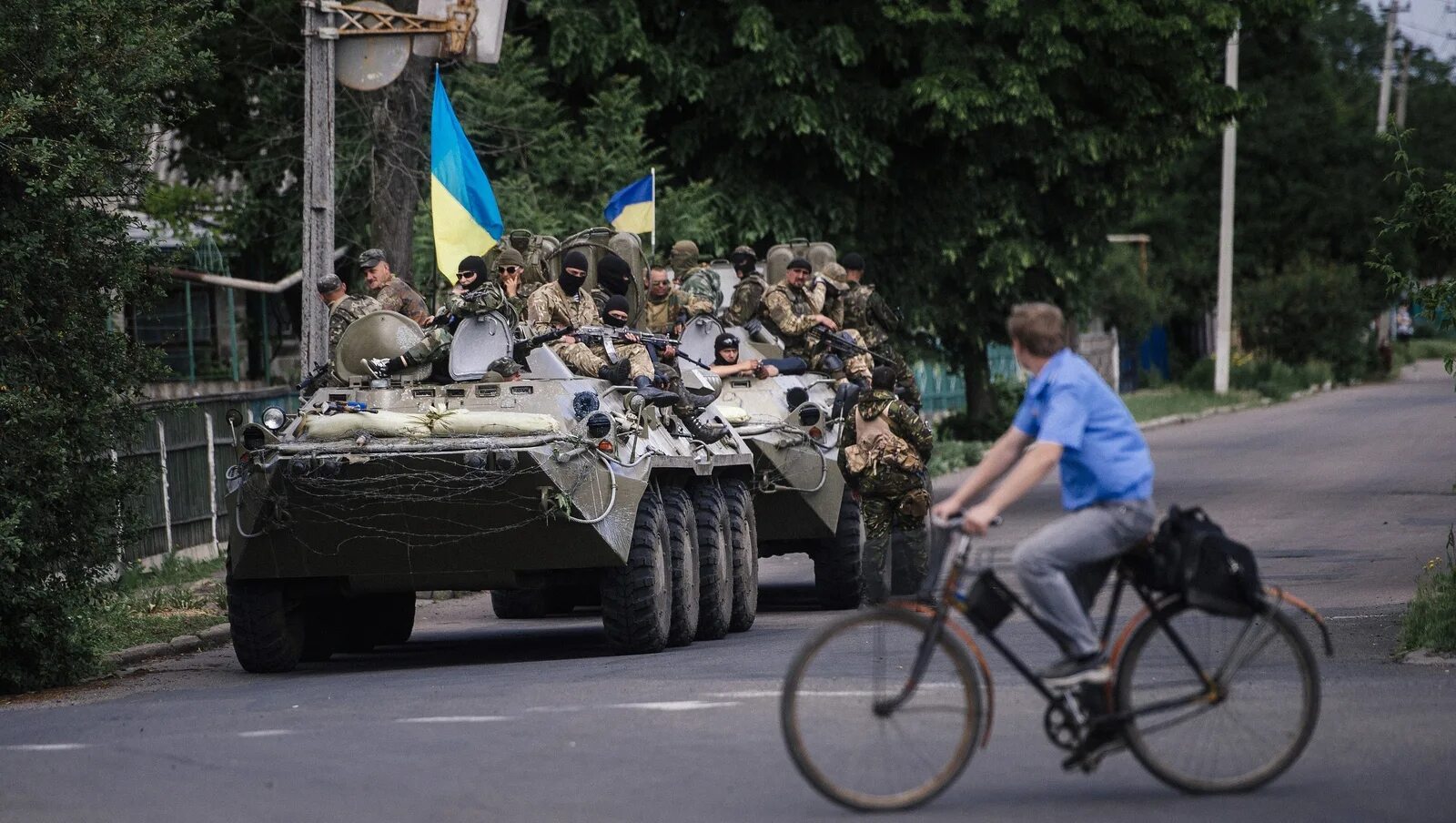 Погром в славянске война. Ополчение днр славянск. Военный блокпост. Референдум 2014 года в донбассе. Pro-separatist rally in sloviansk, 9 may 2014.