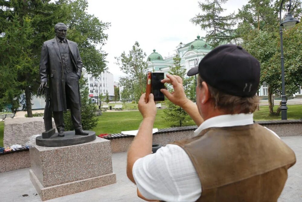 Памятник михаилу ульянову в москве где. Памятник Михаилу Ульянову в Омске. Памятник в Омске около драмтеатра.