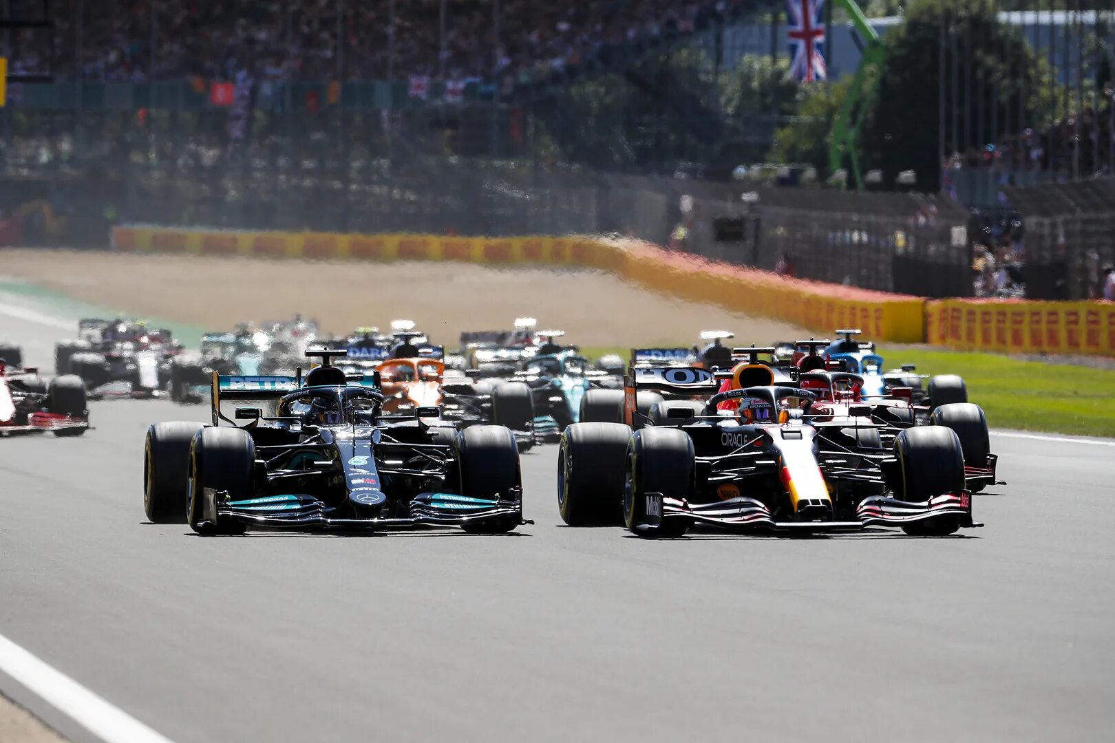 Ф1 Ферстаппен Хэмилтон. F1 Grand prix Silverstone 2021. Silverstone f1 2022 Grand prix. Lewis Hamilton Silverstone 2021.