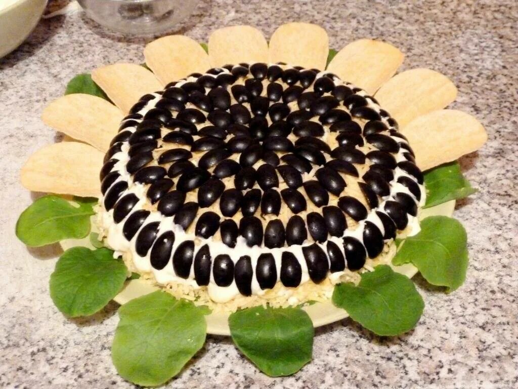 Салат соняшник. Салат подсолнух с чипсами. Салат с чипсами и маслинами. Салат подсолнух с чипсами и курицей. Салат подсолнух с чипсами.