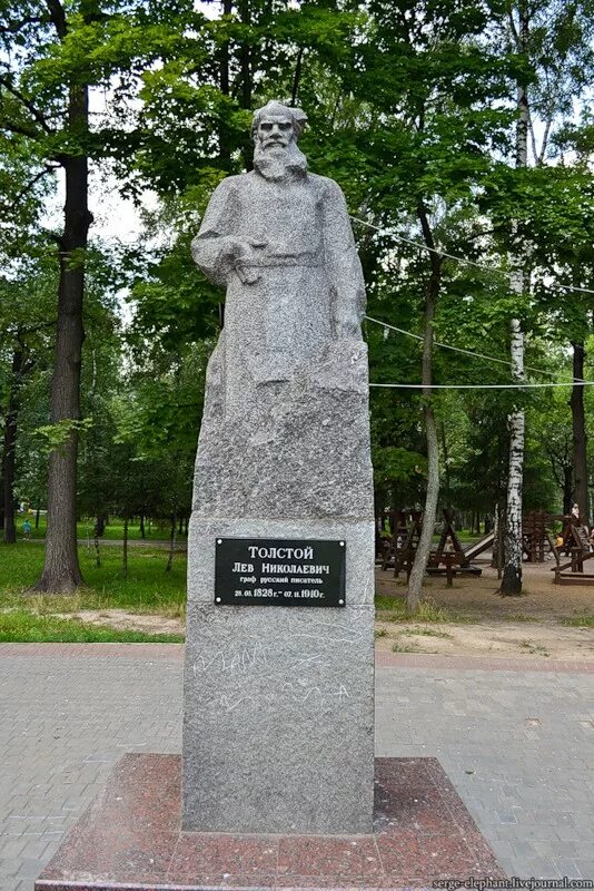 Памятник л н толстому Химках. Памятник льву толстому в Химках. Лев Николаевич толстой памятники. Памятник Льва Николаевича Толстого. Арзамас льва толстого