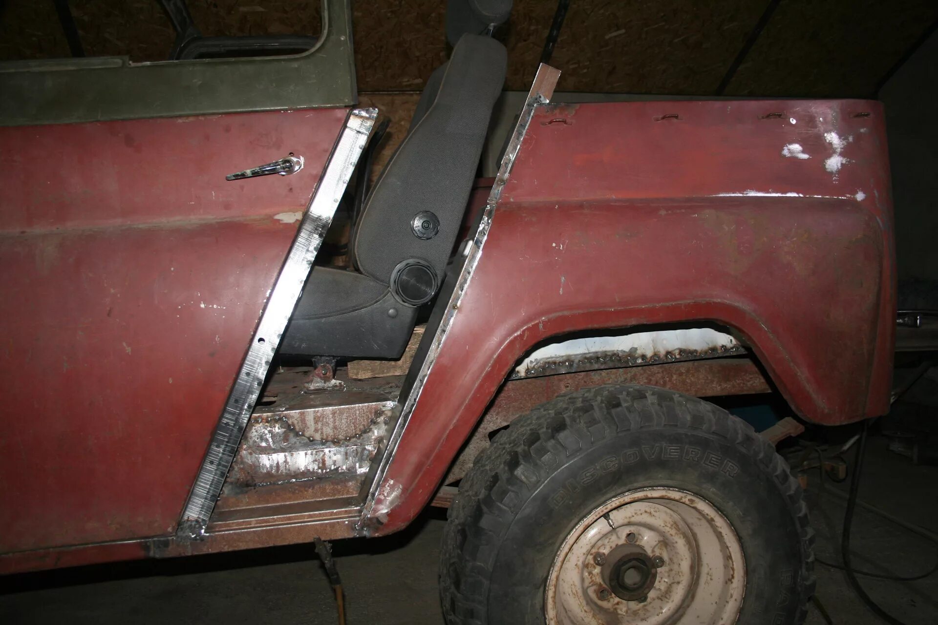 Дверные обшивки уаз 3151. Ремкомплект дверей уаз 469. Запенивание щелей уаз 469. Поменять двери на уазе. Поменять двери на уазе.