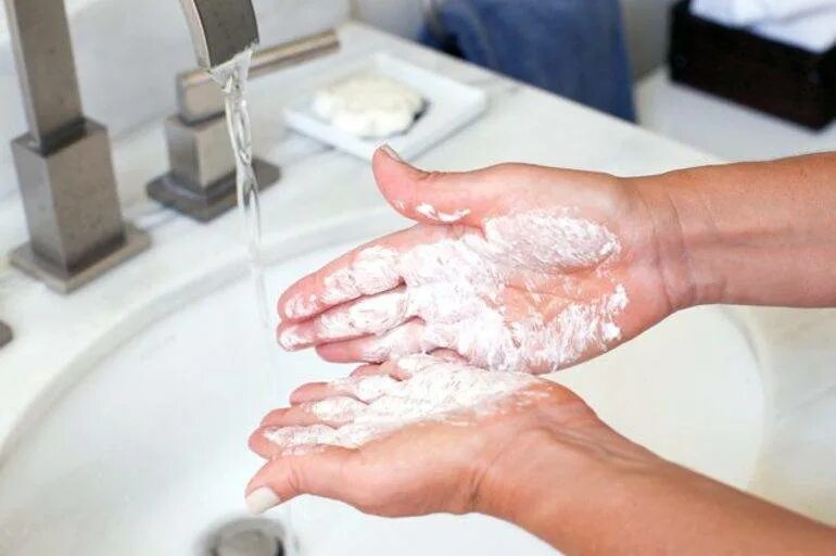Можно ли отмыть краску. Мытье кожи рук. Отмывает краску для волос. Мыть руки. Очищение кожи рук.