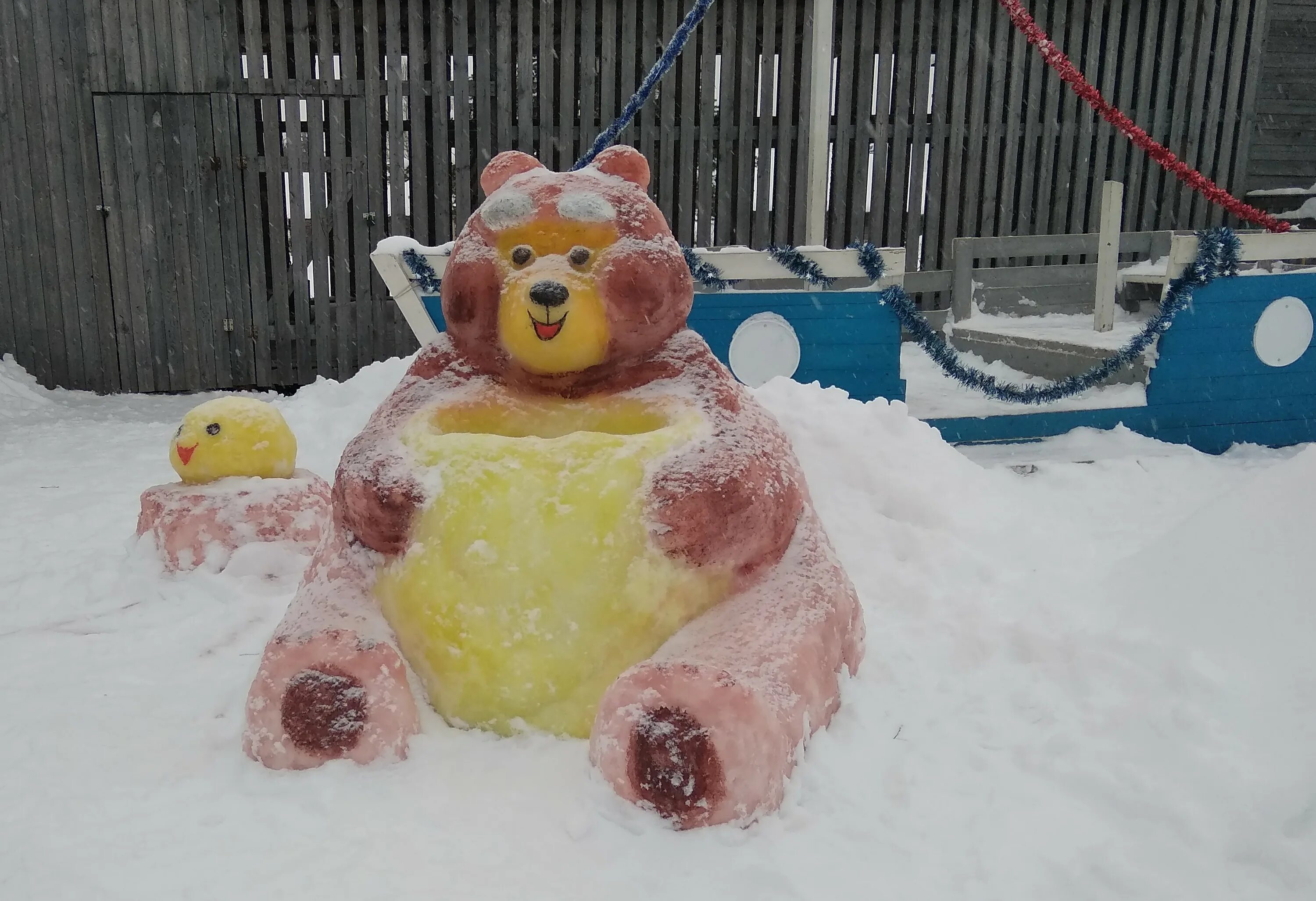 постройки из снега. постройки из снега в детском саду. украшение зимнего участка в детском саду. снежные фигуры на участке детского сада. снежные фигуры.