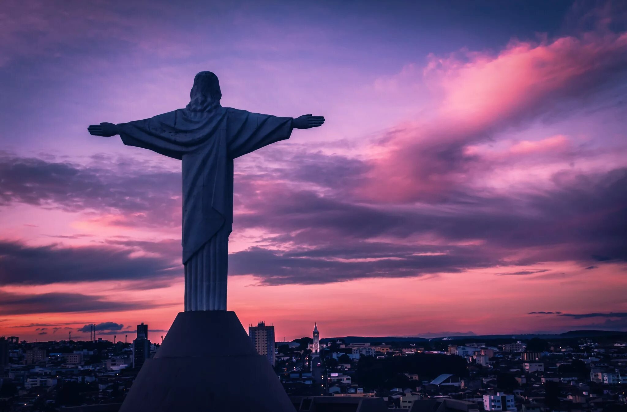 Человек стоит над городом. Христос Искупитель Рио де Жанейро. Статуя Христа-Искупителя Бразилия. Статуя Иисуса в Рио де Жанейро. Христос Спаситель Рио де Жанейро.
