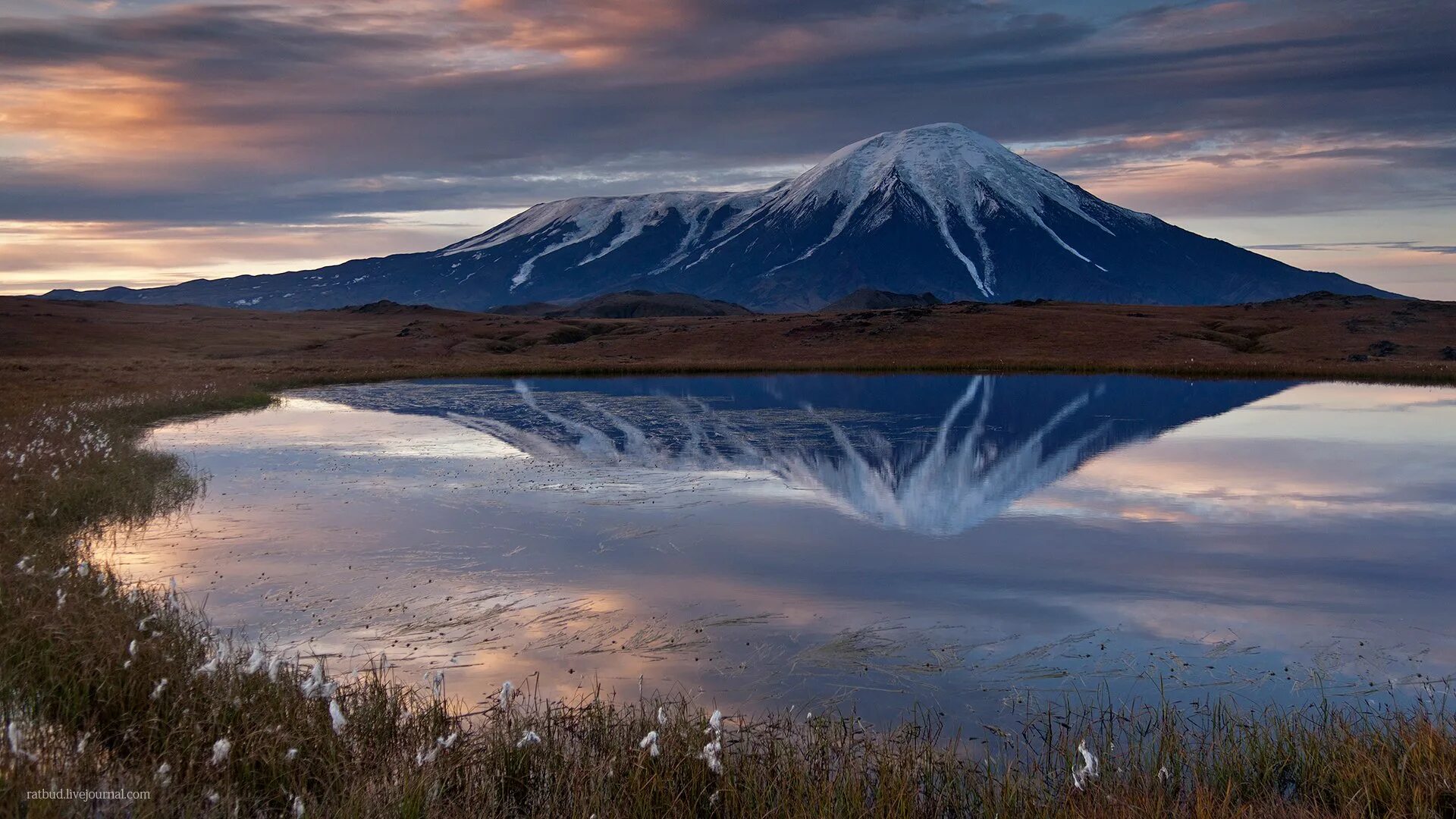 Вулканы камчатки налычево. Мишенная сопка петропавловск-камчатский. Петропавловск камчатский вулкан авача. Вулкан горелый камчатка. Елизово вулкан.