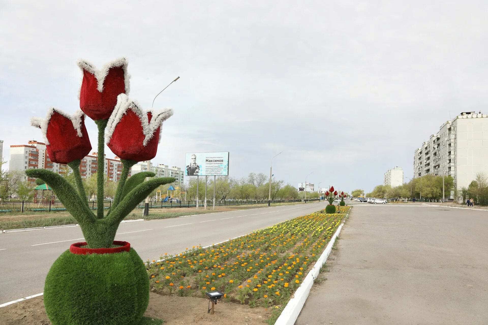 Тюльпаны Байконура. Байконур город тюльпанов. Космодром Байконур тюльпаны. Топиарные скульптуры и тюльпаны. Тюльпаны нефтекамск