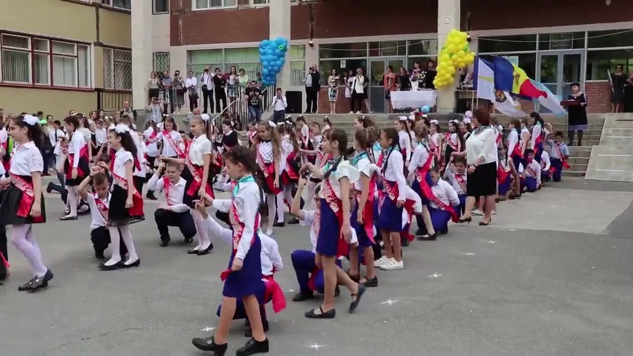 Вальс 4 класс видео. Лицей Петру Мовилэ. Лицей Петру Мовилэ Кишинев. Вальс на выпускной 4 класс. Танец на выпускной 4 класс.