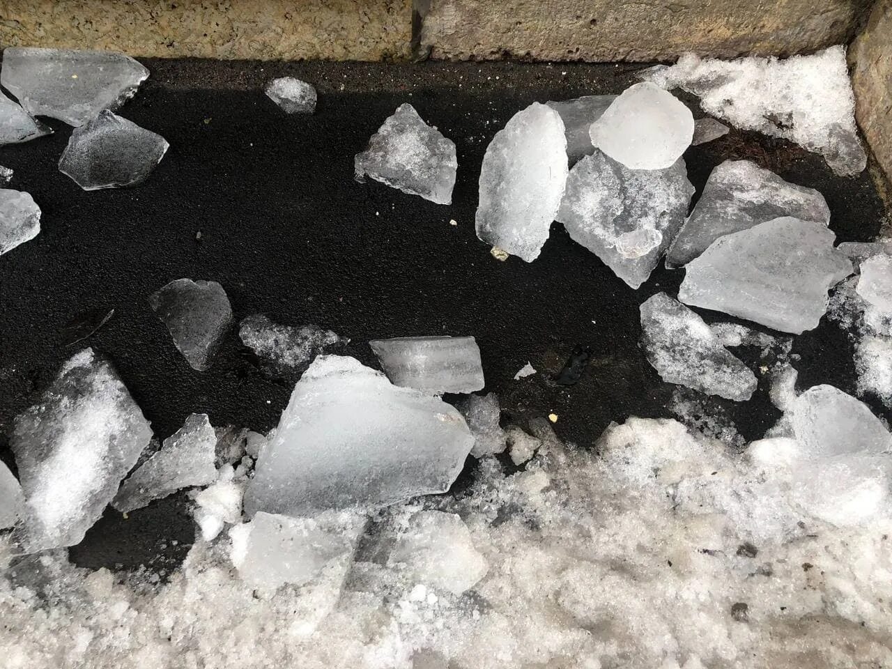 Сломанный лед. Разбитое лёд. Ломаный лёд глыбы. Разбитая льдина.