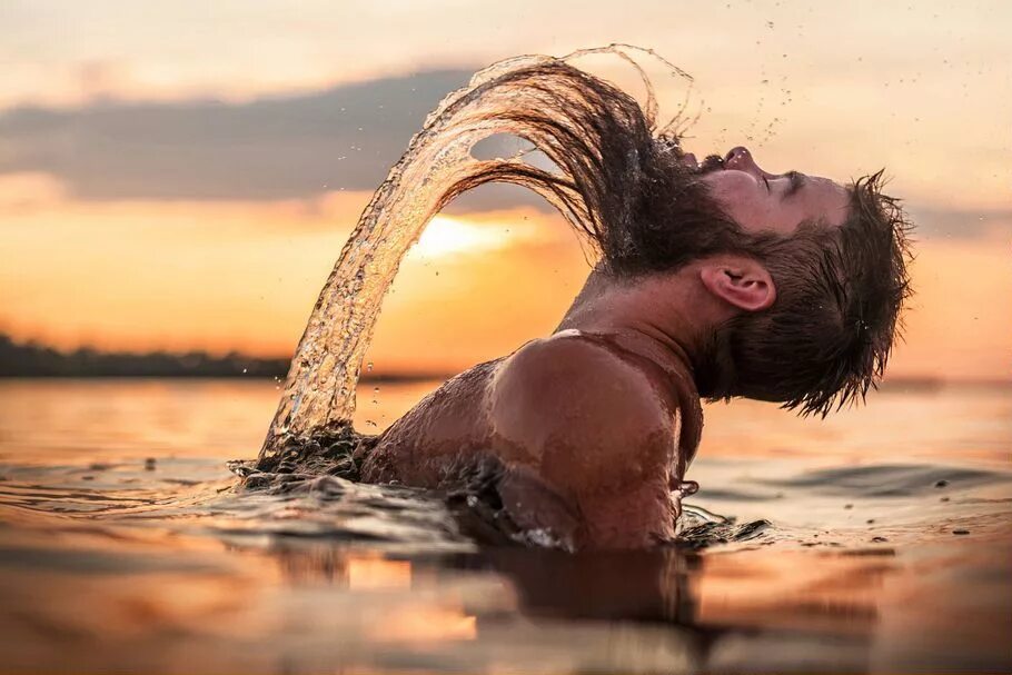 Мужчина выныривает из воды. Мужик с бородой в воде. Взмах волосами из воды. Девушка выныривает из воды. Красивый парень в воде