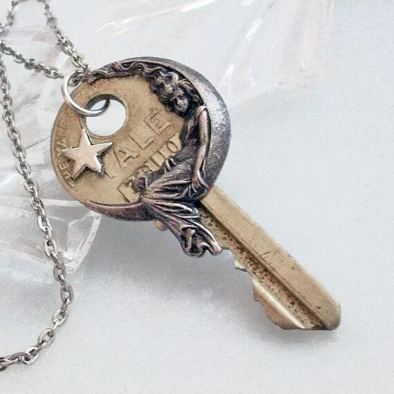 Украшенный ключ. Ключ украшение. Украшения из ключей. Необычные ключи. Ювелирное изделие ключ.