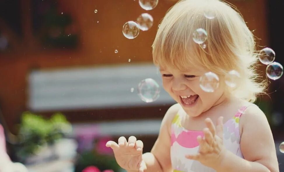 Малыш радуется. Счастливый ребенок. Счастливый ребенок. Дети радуются. Радости и счастья.