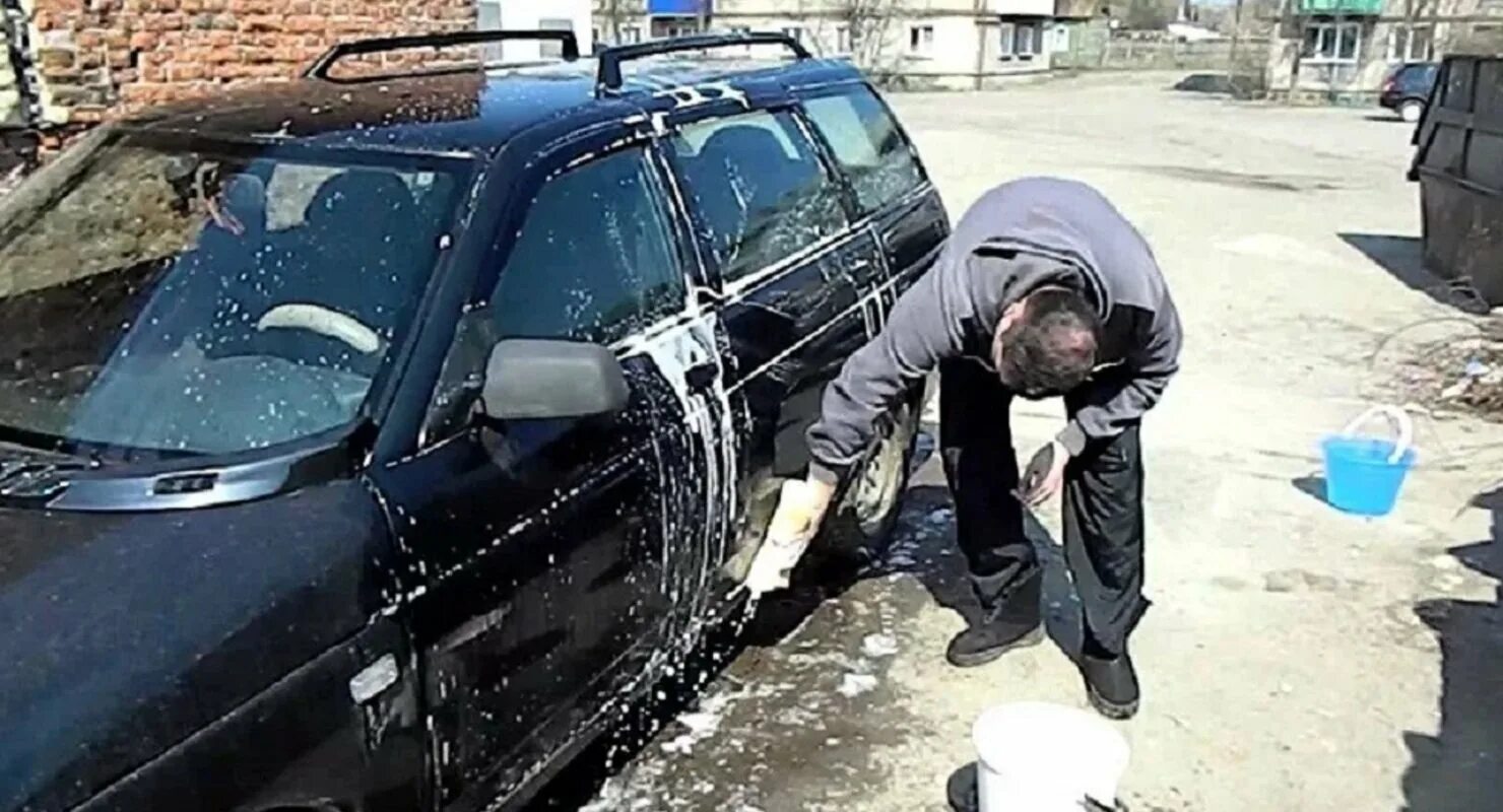 Можно ли мыть машину во дворе. Мойка машины в неположенном месте. мытье автомобиля во дворе. мойка автомобиля во дворе. мокамашины в неположенном месте.