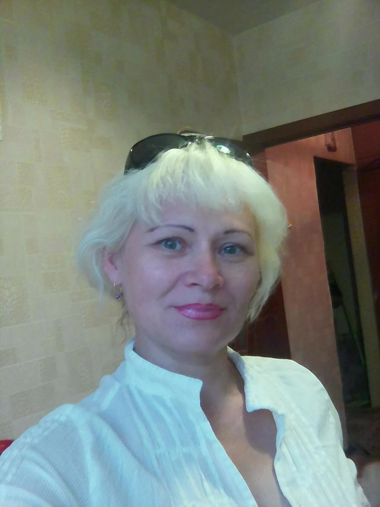 Домработница частные объявления. Познакомиться с уборщицей. Домработница с проживанием. Фото горничной в работе. Овощница для кухни.