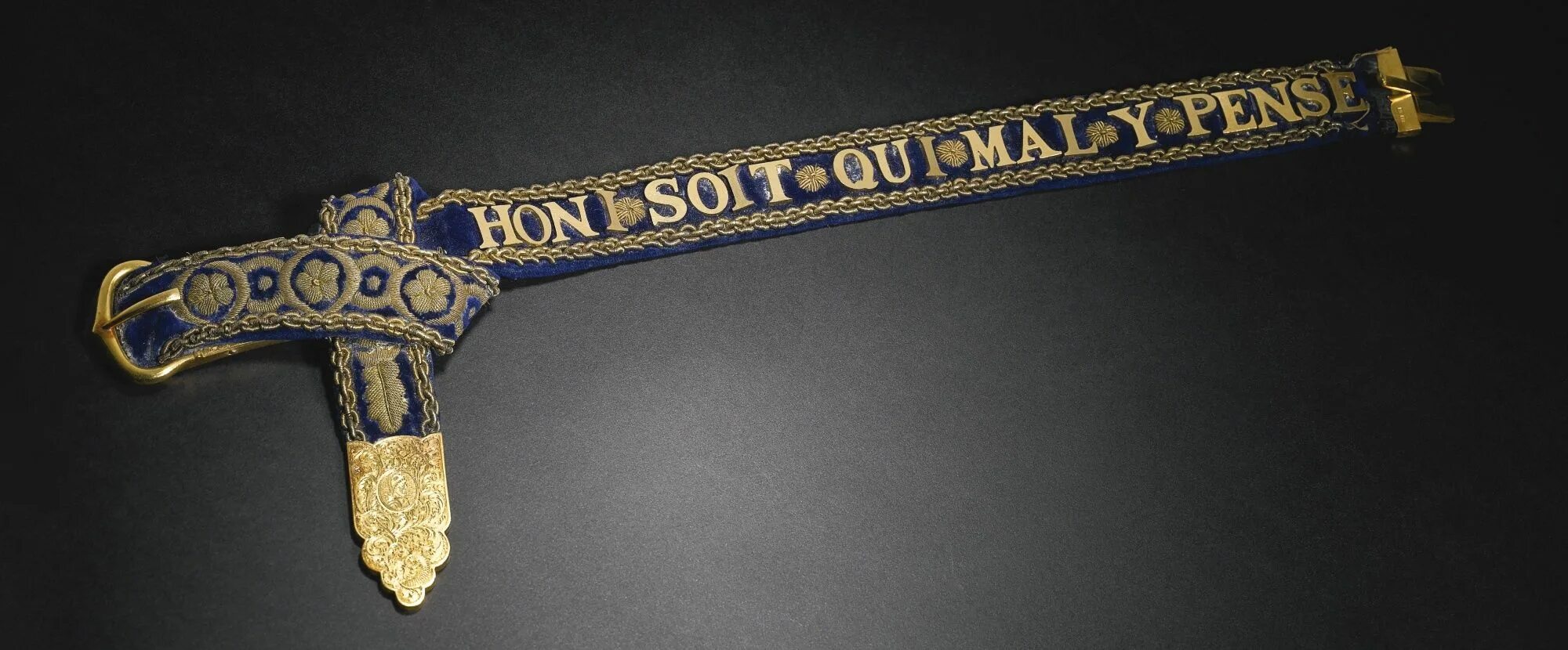 Геральдическое представление орден подвязки. Qui mal. Honi soit qui mal y pense перевод. Qui mal. Honi solt pense.