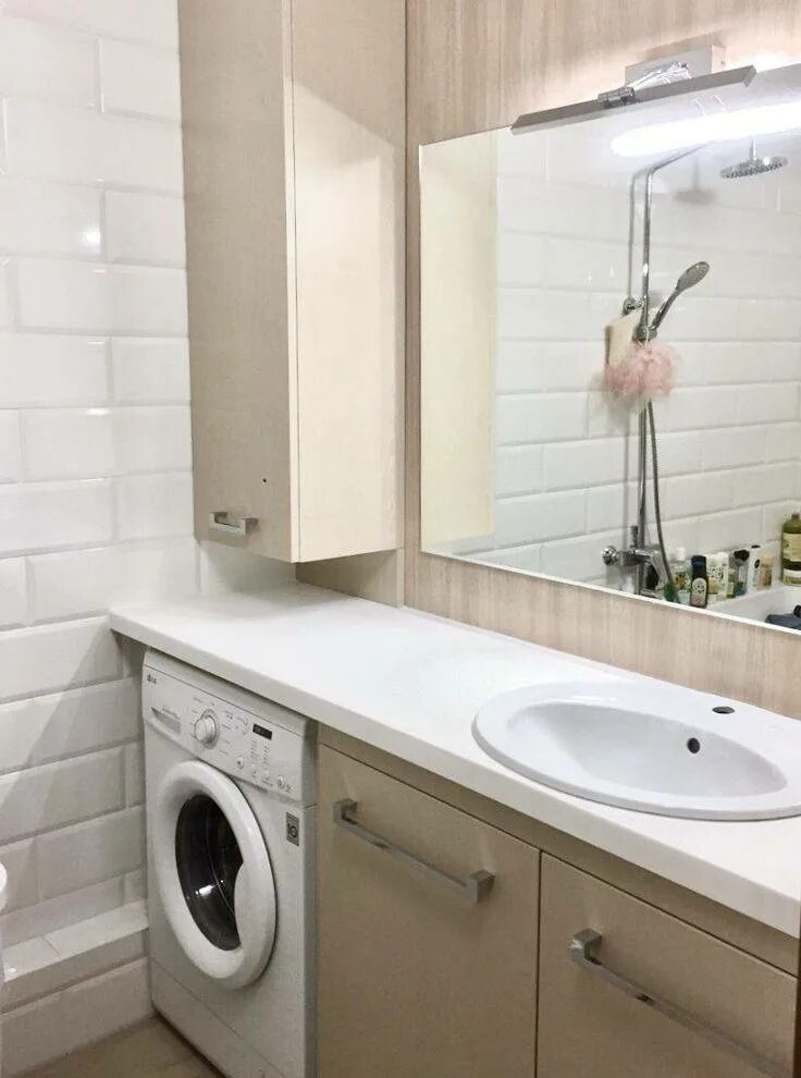 Ванная комната столешница стиральная машина. Ванная со стиральной машиной. Ванная комната столешница стиральная машина. Столешница под раковину в ванную и стиральную машинку. Ванная со столешницей под раковину и стиральную машину.