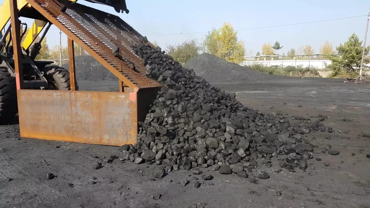 Грузить щебень. Грохот Sandvik qa440. Грохот камнедробильный Tesab ts2360. Мобильная дробилка для щебня Сандвик. Сортировка щебня.