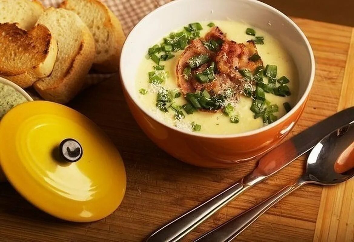 Суп пюре грибной с сыром. Картофельный крем суп с беконом. крем суп баварский. сырный суп с беконом. картофельный суп пюре с грибами.