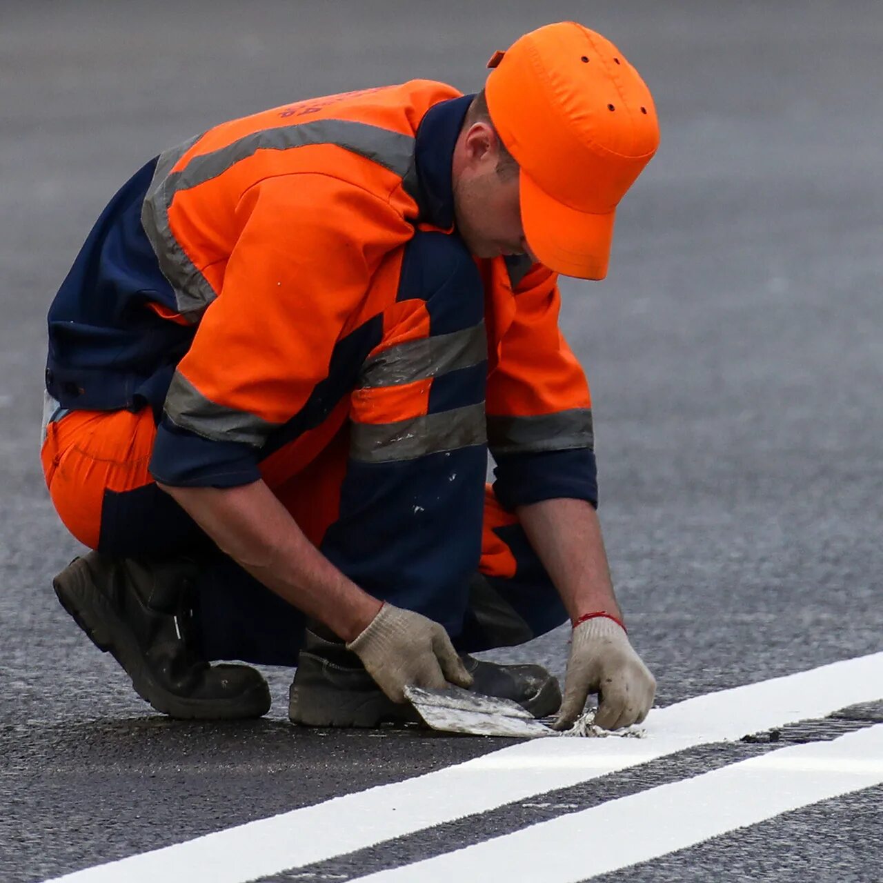Строитель прораб. Владимирское карьероуправление князев. Дорожный рабочий. Мастер прораб дорожное строительство вакансии. Стройка.