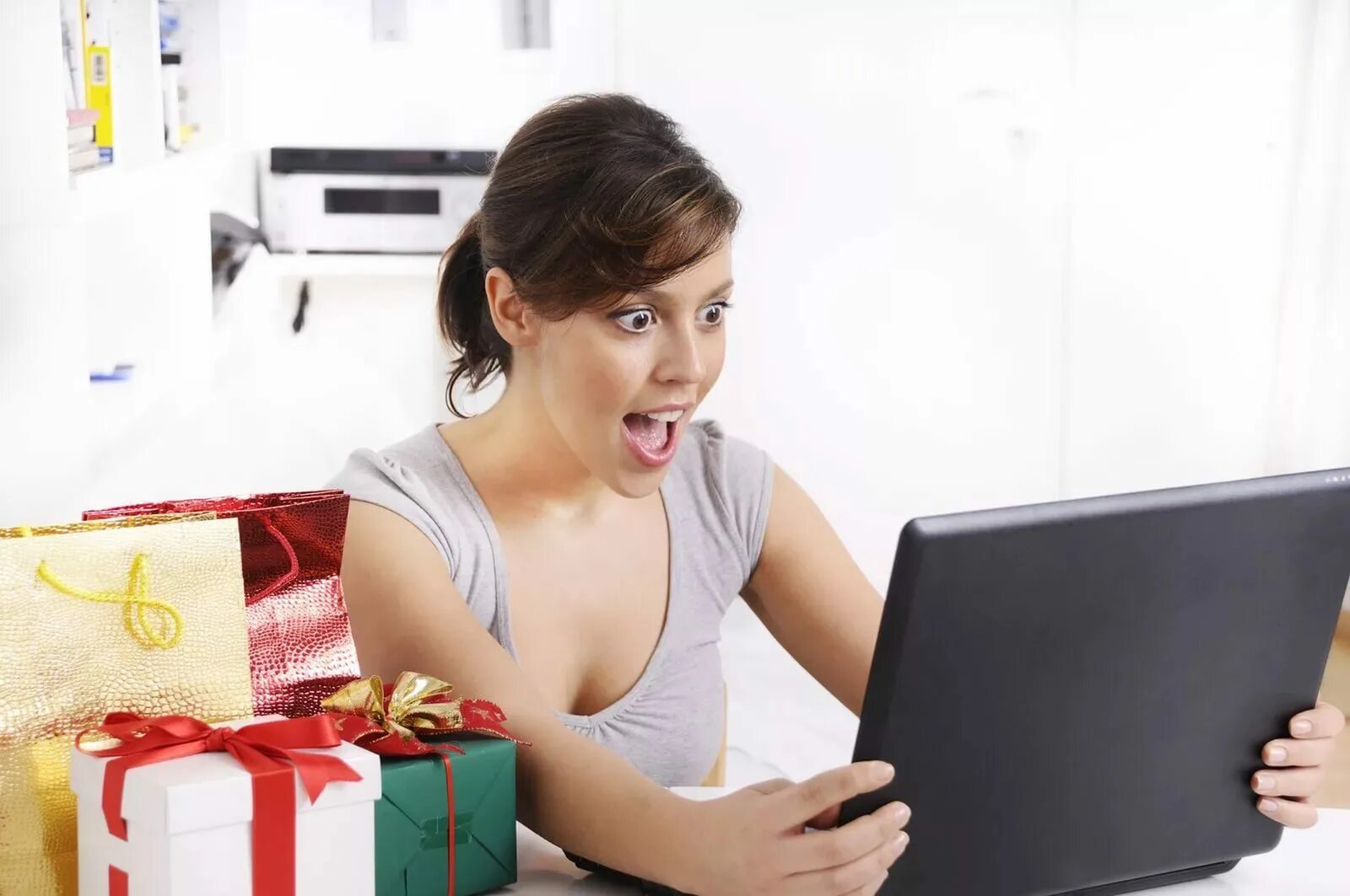 Оформите покупку в интернет. Покупки в интернете. Покупатель в интернете. Человек заказывает в интернете. Девушка с покупками.