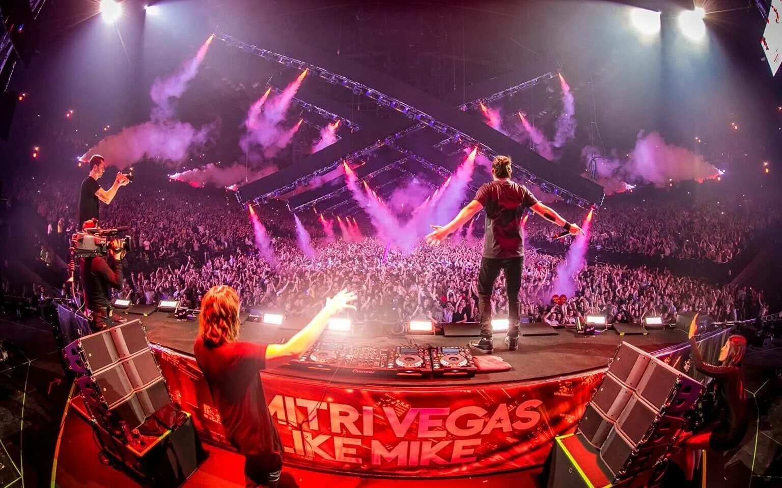 Mike ibiza. Dimitri Vegas & like Mike. Dimitri Vegas & like Mike фото.