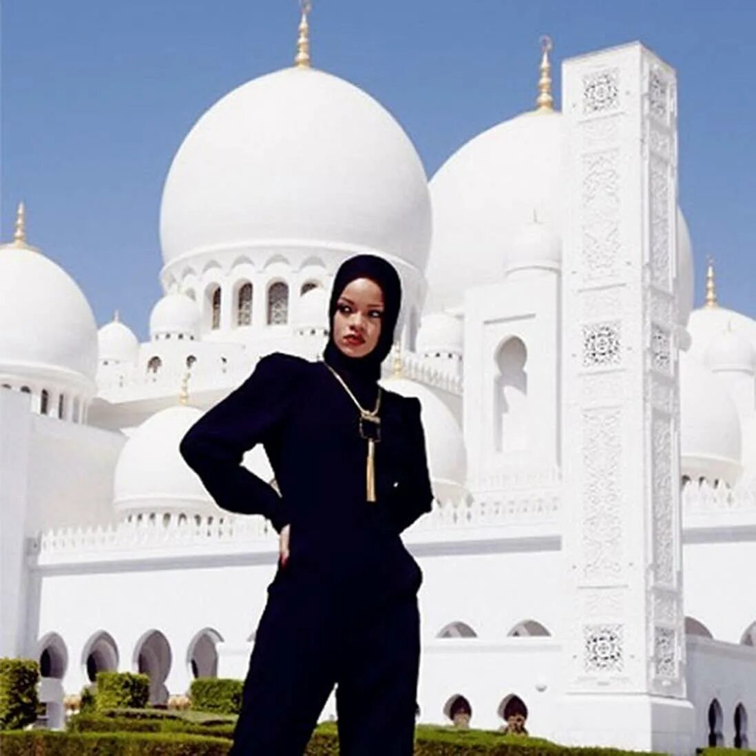 Самые известные мусульмане. Рианна в Абу Даби. Рианна в мечети Абу Даби. В мечети шейха Зайда Абу-Даби знаменитости. Рианна в мечети шейха Зайда.
