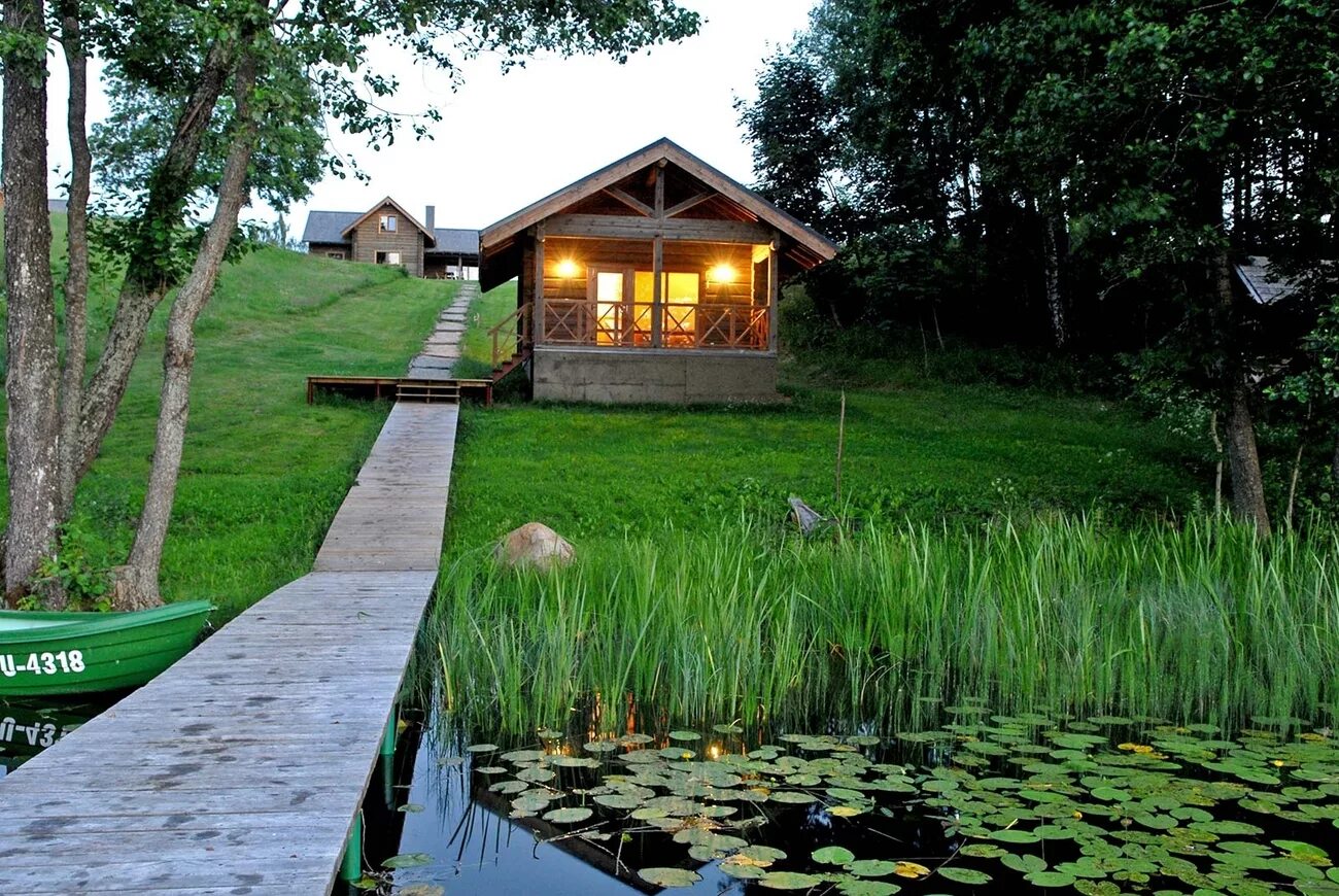 Тини Хаус на берегу озера. Уютный домик банька в деревне у реки. Домик у озера. Водоемы рядом с домом