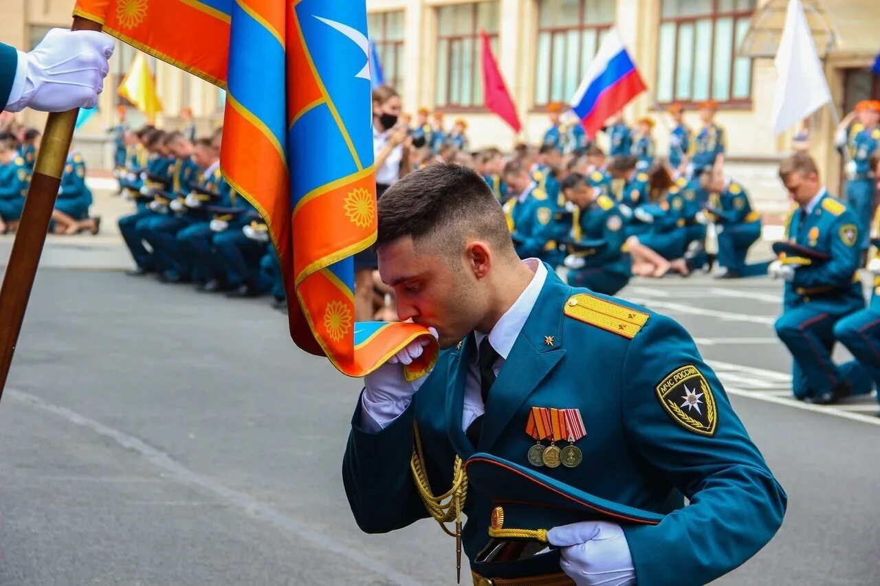 Защитить офицер. Офицеры россии. российский офицер. с праздником офицеры. выпуск мчс.