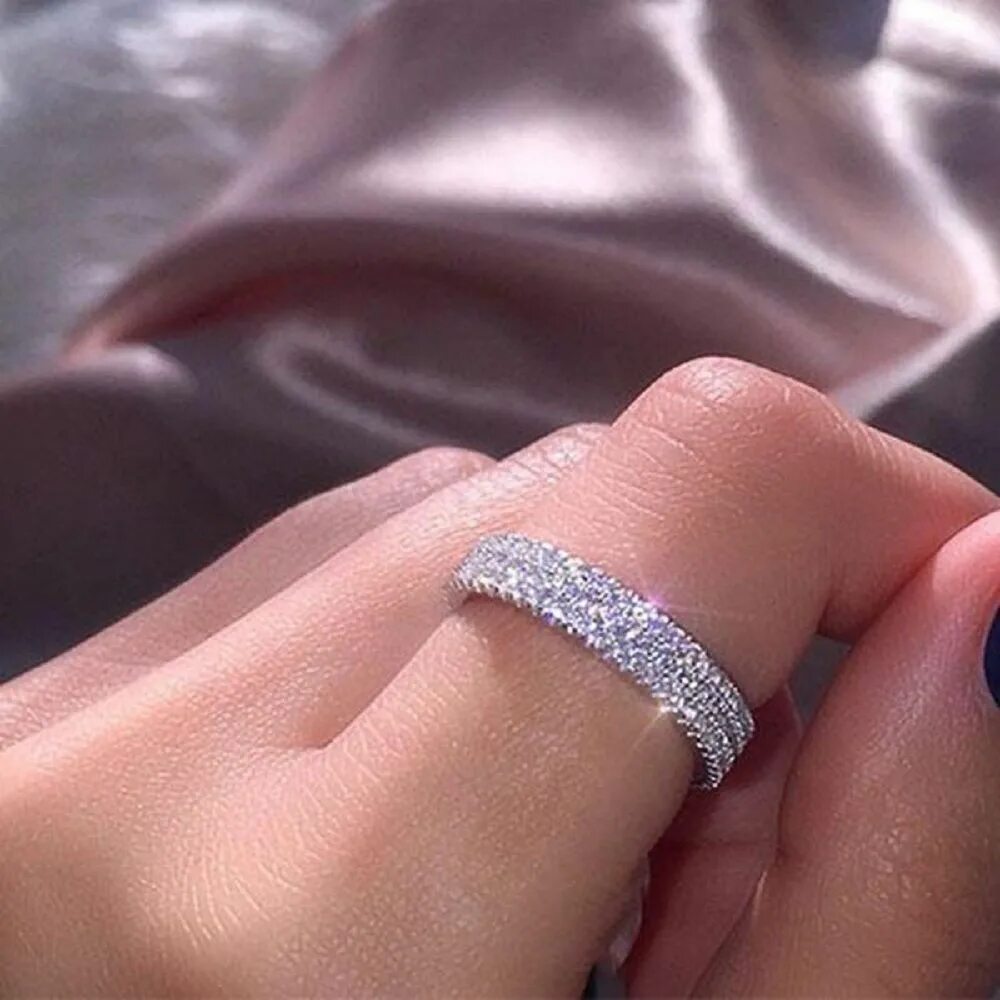 Простое кольцо девушке. Красивые кольца. Кольцо для девушки. Красивые кольца для девушек. Серебряные кольца женские.