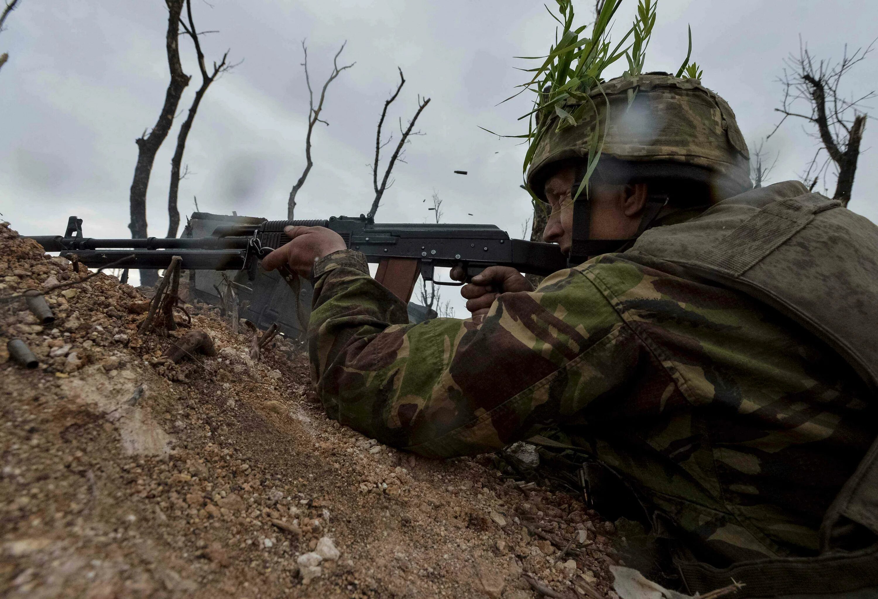 Военные действия. Российские солдаты в бою Донбасс. Военнослужащий в бою. Прогнозы по войне с украиной на сегодня