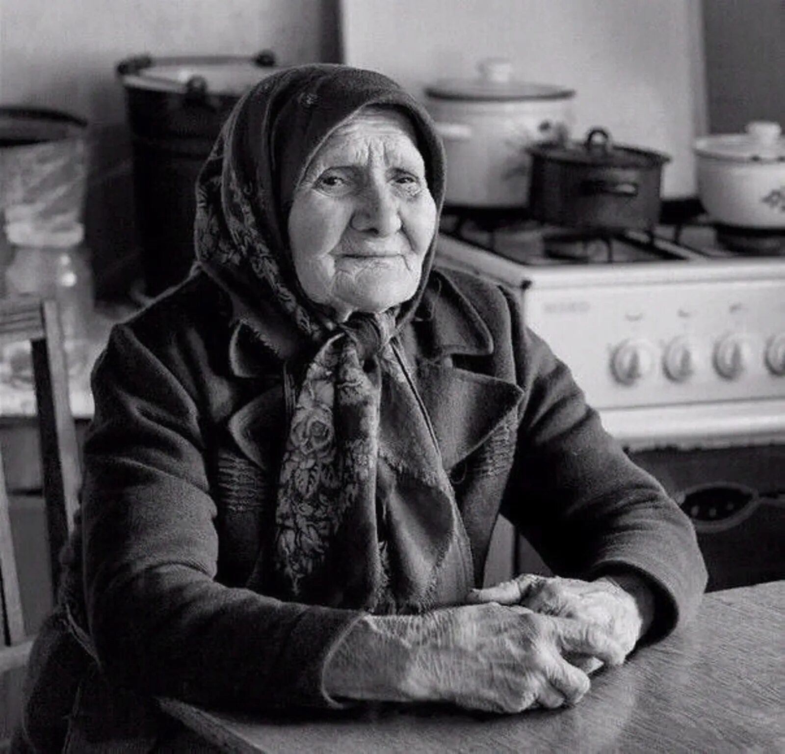 Бабушка с советским. Пожилая женщина в платочке. Деревенская бабушка. Бабушка в платочке. Деревенская пожилая женщина