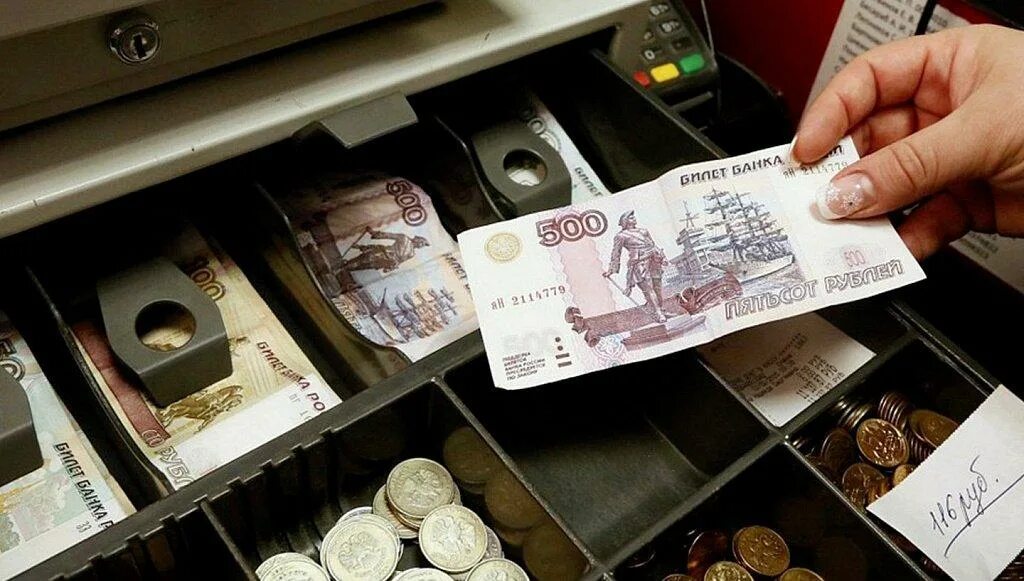 сдача денег. наличные средства в кассе. кассовые операции. деньги в кассе банка. рубли в кассе.