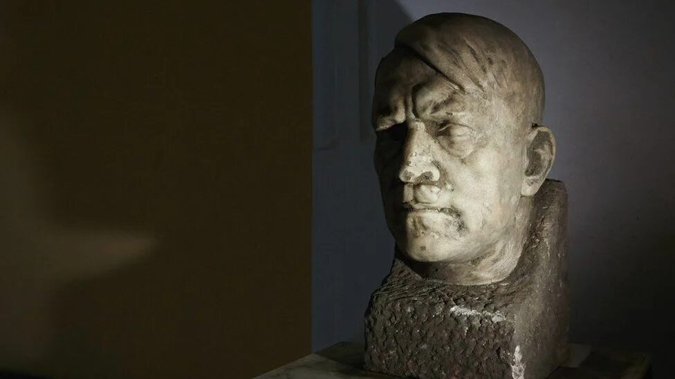 Найден бюст. Бюст адольфа гитлера. адольф гитлер скульптура. статуя адольфа гитлера. памятник адольфу гитлеру.