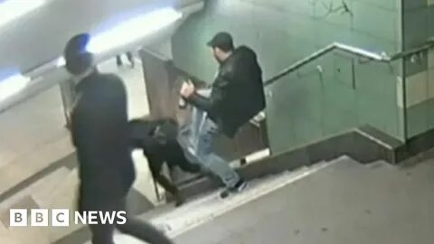 Столкнул девушку в метро