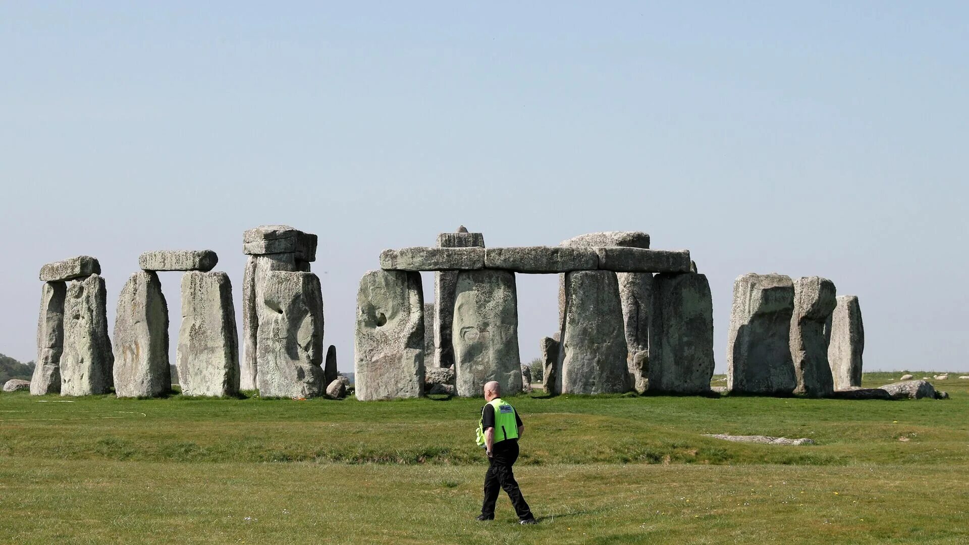 Stonehenge is perhaps the worlds. Стоунхендж. Стоунхендж святилище друидов. Стоунхендж в Армении. Стоунхендж Армения зимой.