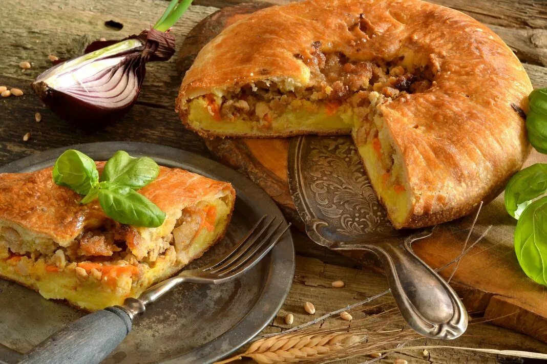 Как называется пирог с картошкой и мясом. Пирог с мясом. пирог с мясом и картошкой. картофельный пирог с мясом. пирожки с мясом.