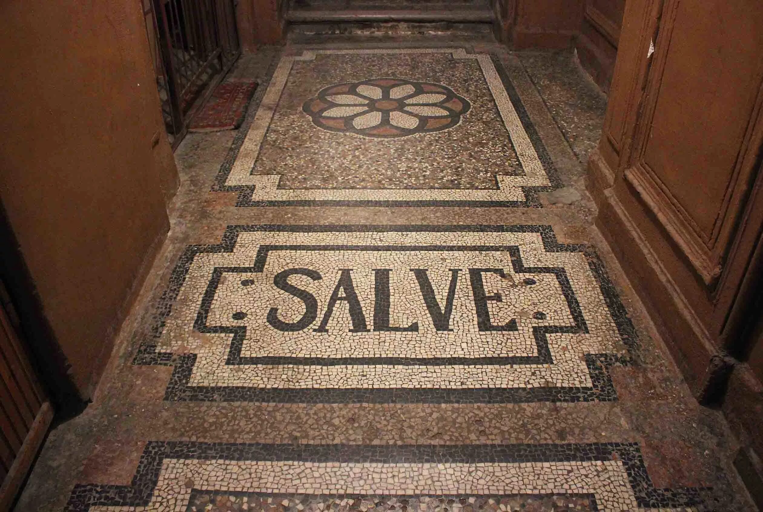 Salve в парадной петербурга. парадные лестницы петербурга. метлахская плитка дзевульский и лянге. полы для парадных. метлахская плитка витебский вокзал.