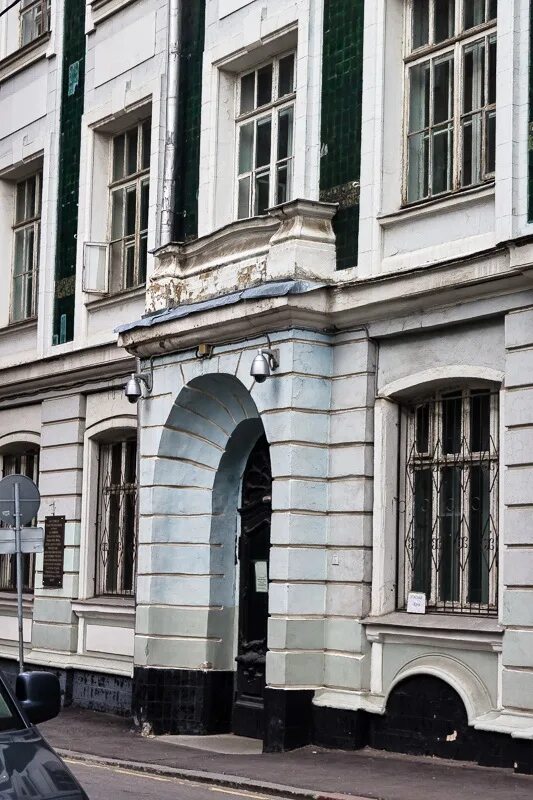 Медведниковская гимназия. Школа 59 староконюшенный переулок. Гимназия староконюшенный переулок. Староконюшенный переулок 33. Гимназия медведниковых в староконюшенном.