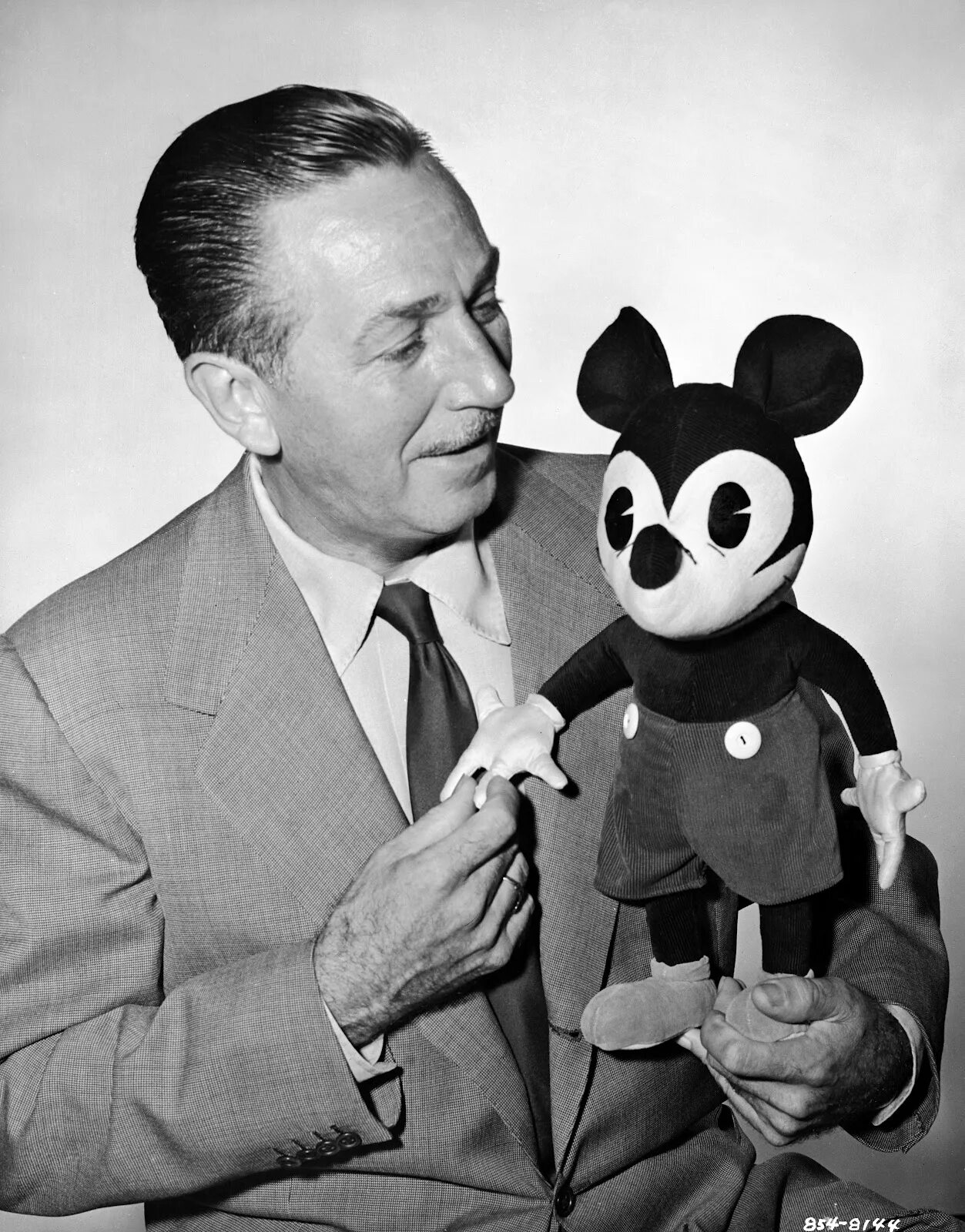 Супермен. Самый 1 персонаж. Уолт дисней 1928. Мстители 1978. Уолт дисней.