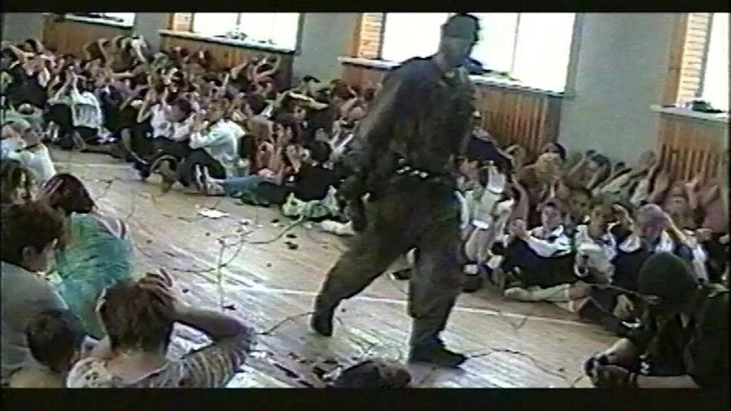 Беслан теракт 2004 боевики. Трагедия в Беслане 1 сентября 2004 года. Беслан 2004 захват школы. 2004 — Захвачена школа в Беслане.