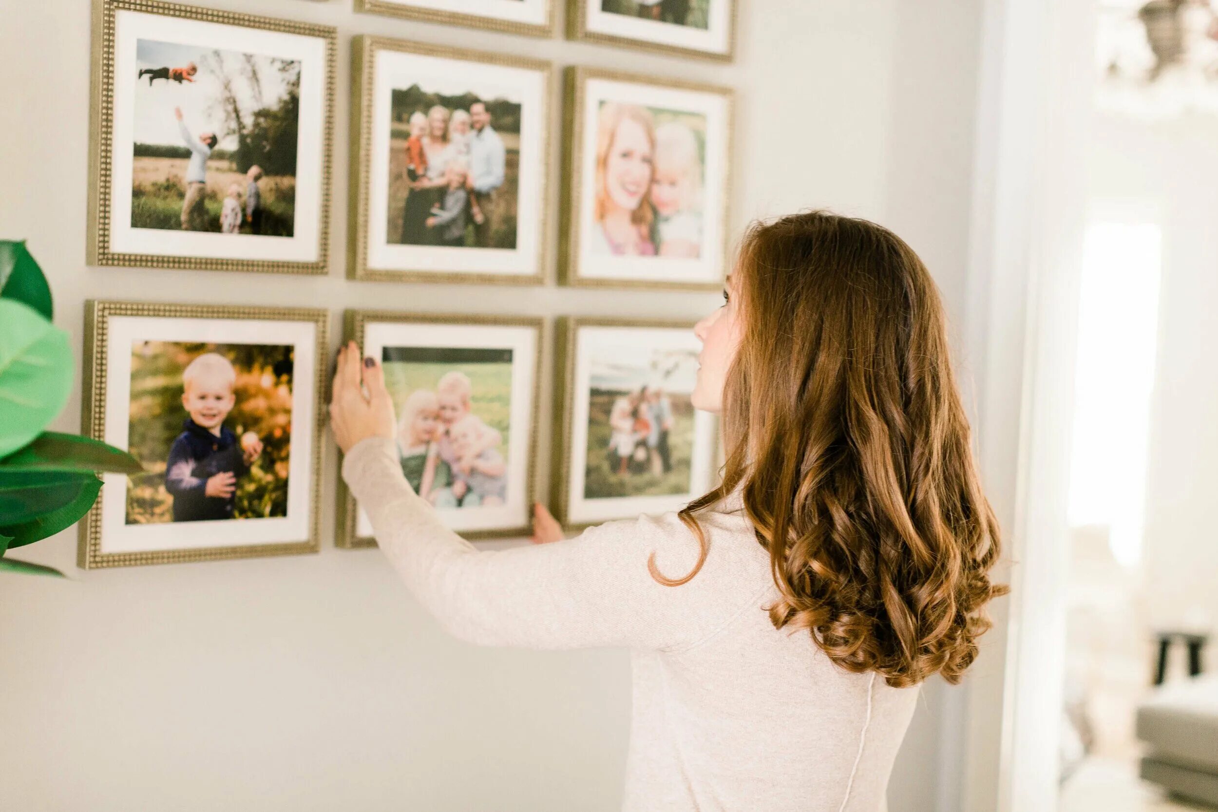 To hang. Визуальная картина. Hang picture. Человек вешает картину. Hang picture.