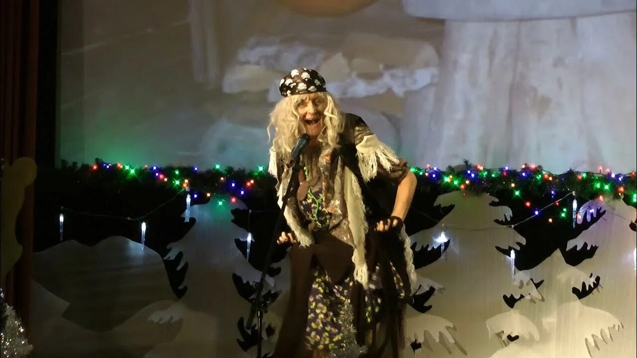 Баба яга на елке в школе. Баба яга на детском утреннике. Баба яга на корпоративе. Баба яга на корпоративе. Выход бабы яги на корпоративе.