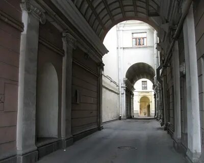 Арка во дворе дома