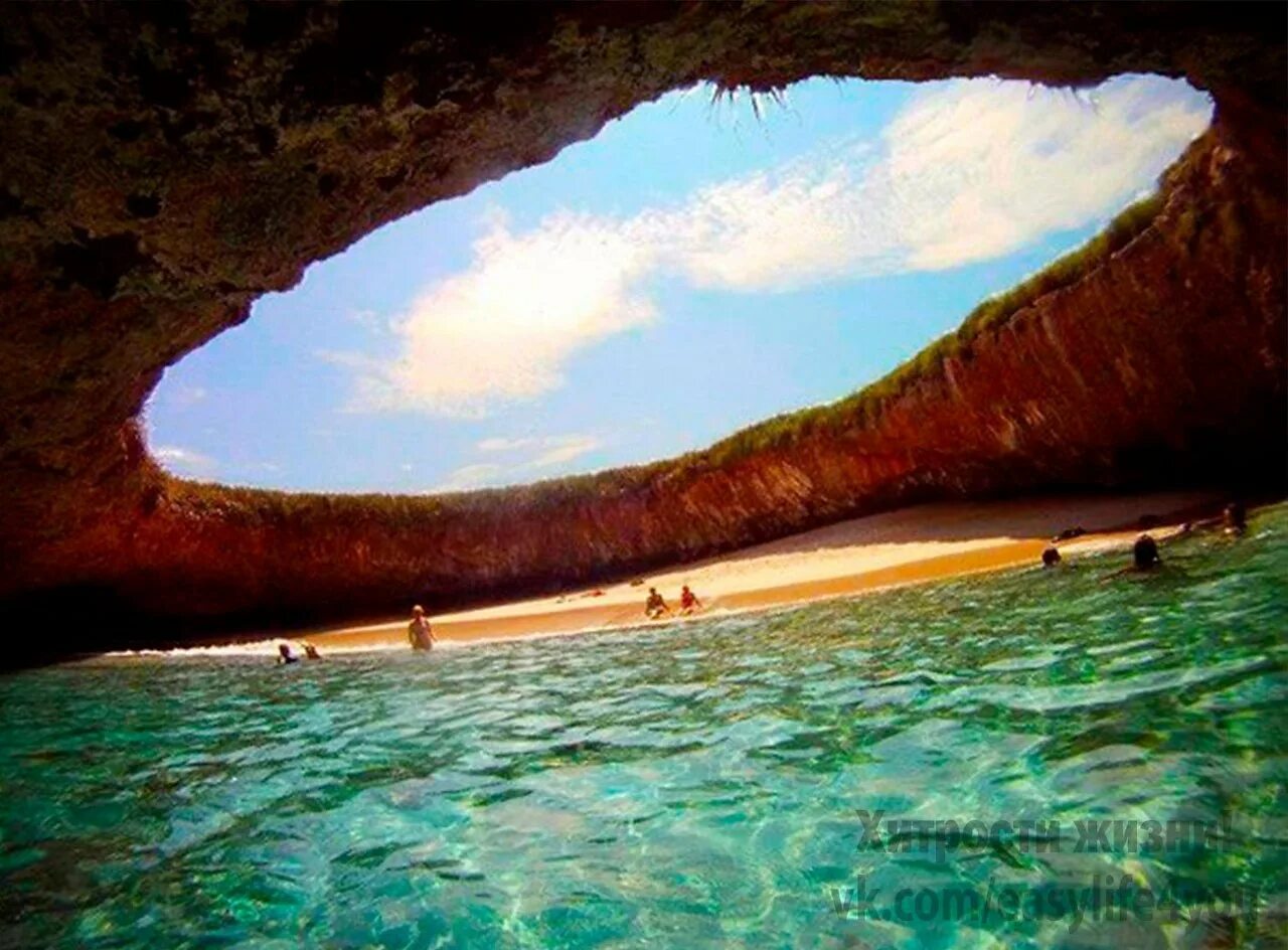 В мире есть такое место. Остров Мариета скрытый пляж Мексика. Плайя-дель-Амор скрытый пляж острова Мариета Мексика. Пляж любви на острове Мариета Мексика. Скрытый пляж в Пуэрто-Вальярта Мексика.