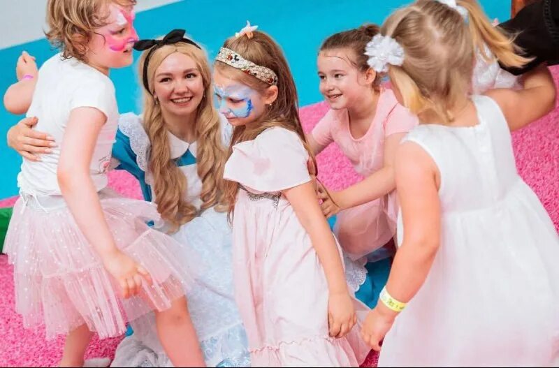 Приехали аниматоры. День молодежи город карталы. Корпорация праздников энгельс. Новогодний маскарад в школе. Фестиваль сыра 2023 фото.