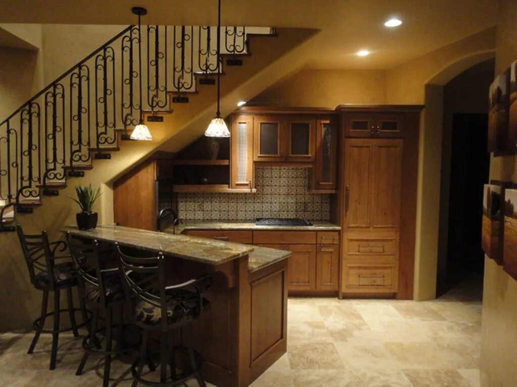 Кухня на первом этаже. Кухня под лестницей. Лестница на кухне в частном доме. Угловая кухня под лестницей. Планировка кухни с лестницей.