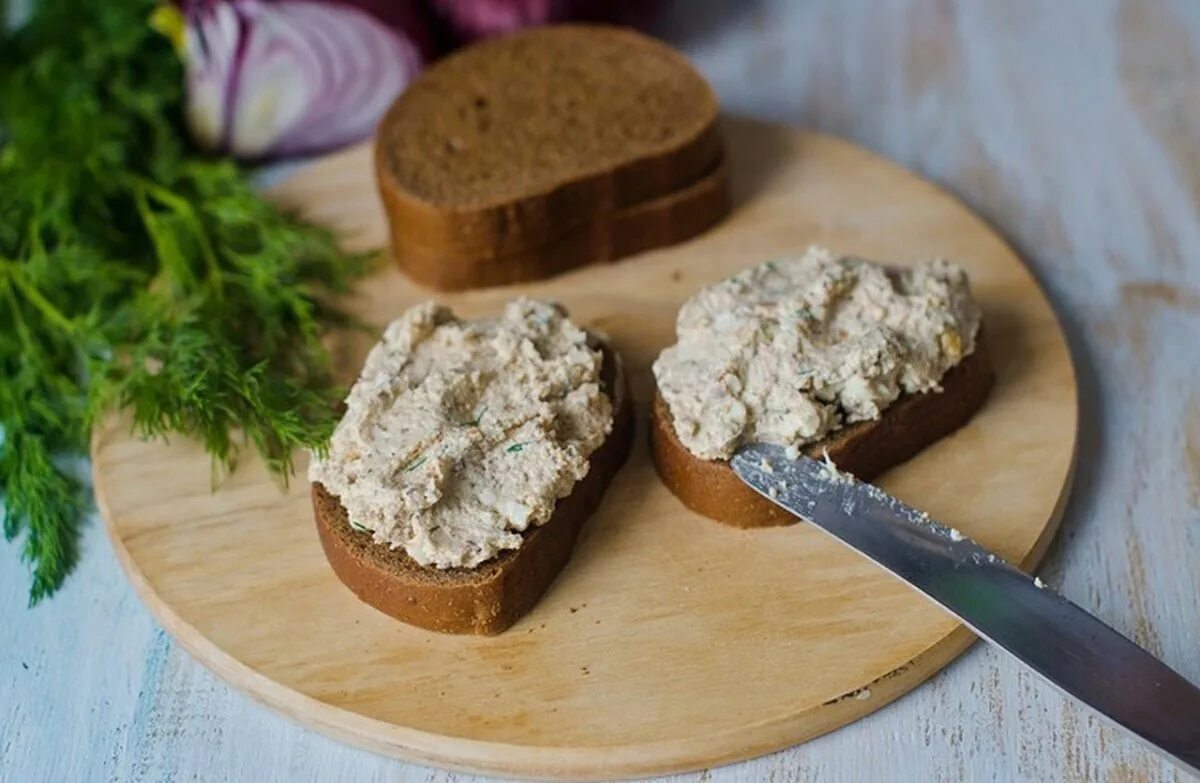 Намазка из моркови и плавленного. Намазка на хлеб из селедки. Селедочная намазка для бутербродов. Намазки и пасты на бутерброды. Бутерброды с селедочным маслом.