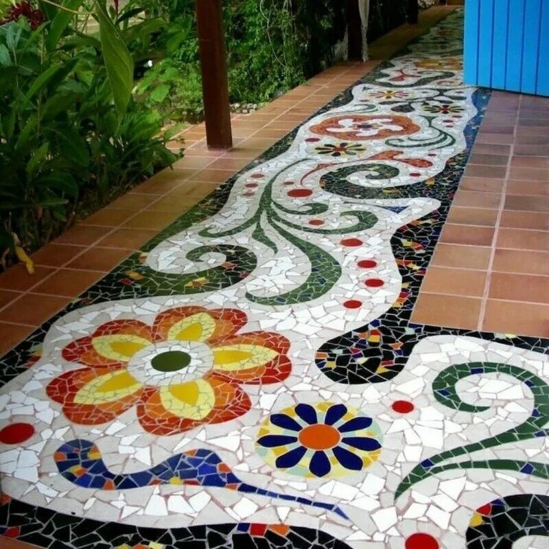 Старая плитка на даче. Мозаика из битой плитки. Мозайка из битой плитки. Мозаика из плитки в саду. Дорожки в саду из мозаики.