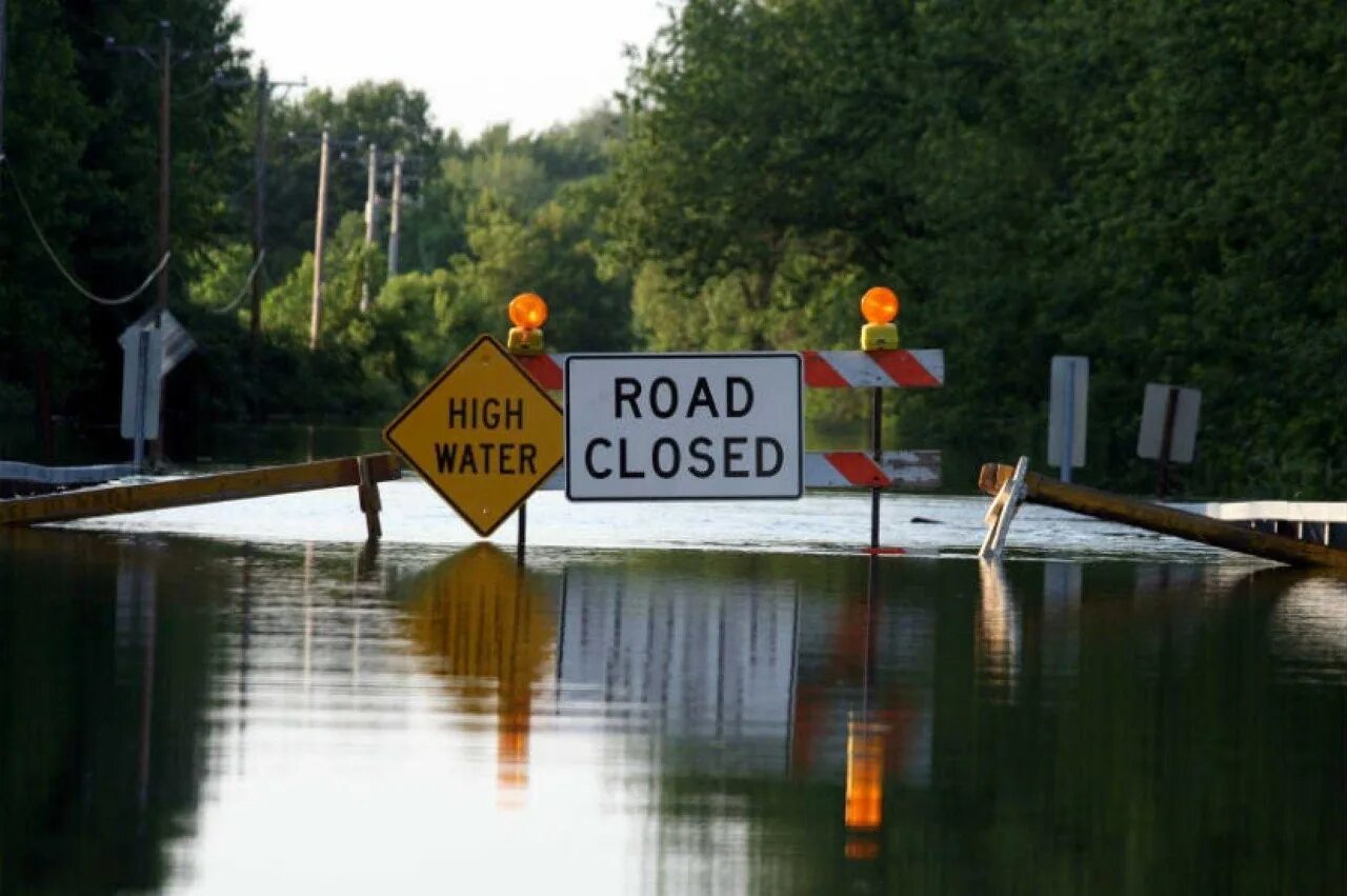 Прочитайте после реки разлива на осталась. Сдерживает реку. Дорожный знак наводнение. Water Road. Water closed.